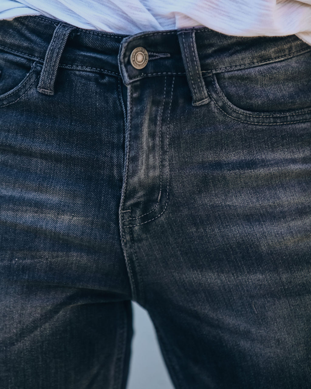 Aaron – Hoch sitzender Denim mit geradem Bein