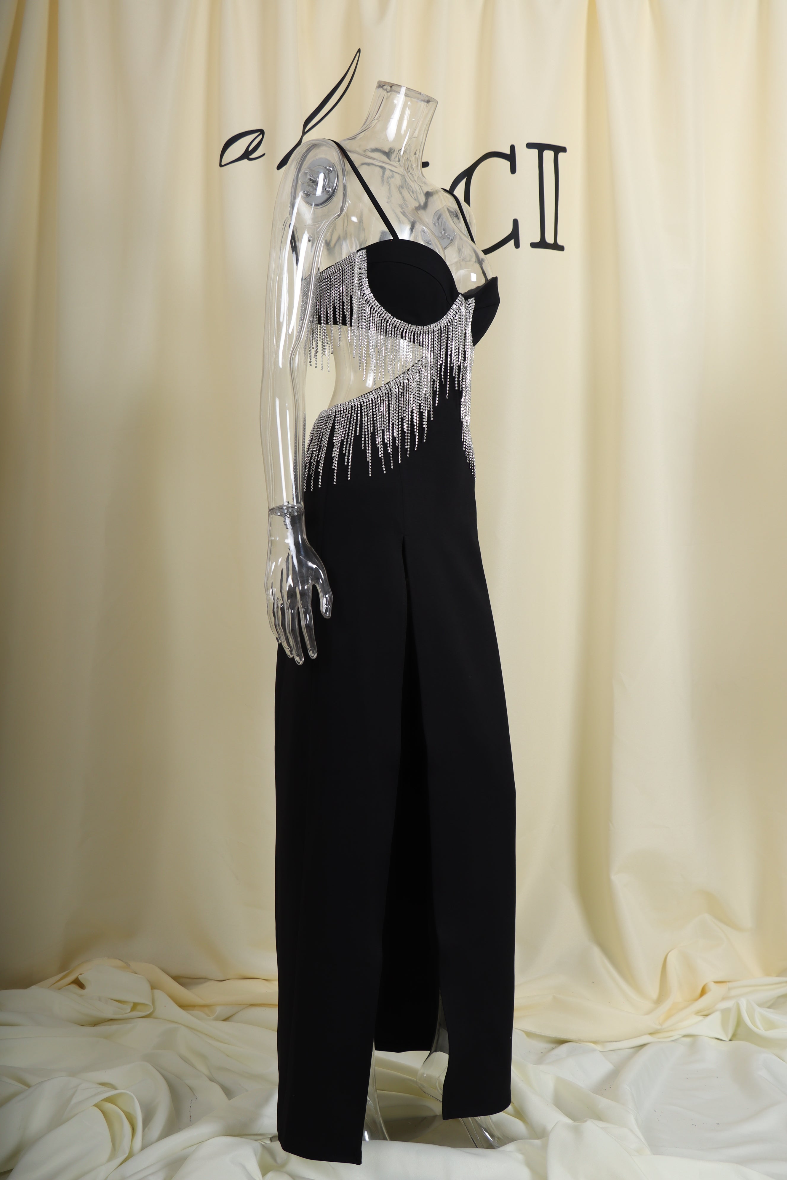 Schwarzes Maxikleid mit Schlitz und Quaste