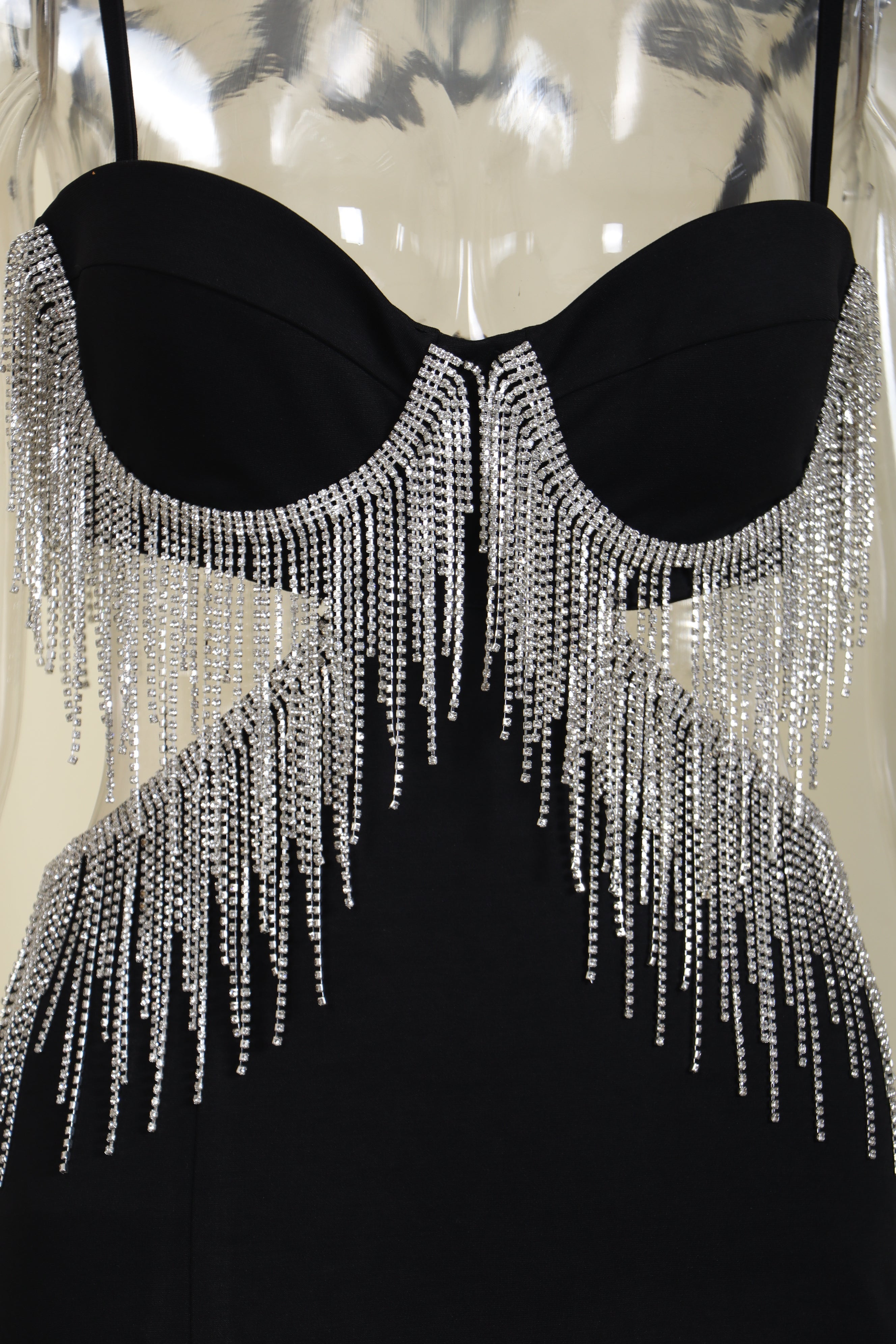 Schwarzes Maxikleid mit Schlitz und Quaste