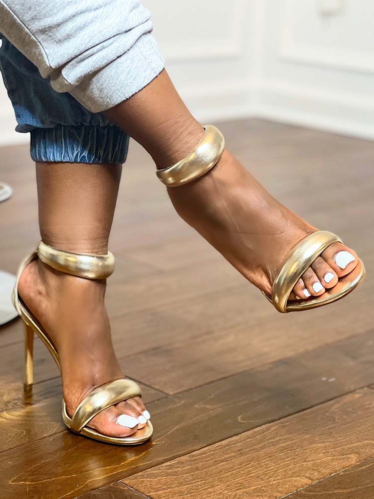 Goldene Sandalen mit Knöchelriemen