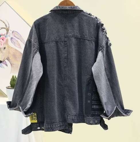 Mittellange Jeansjacke mit Stoffnähten
