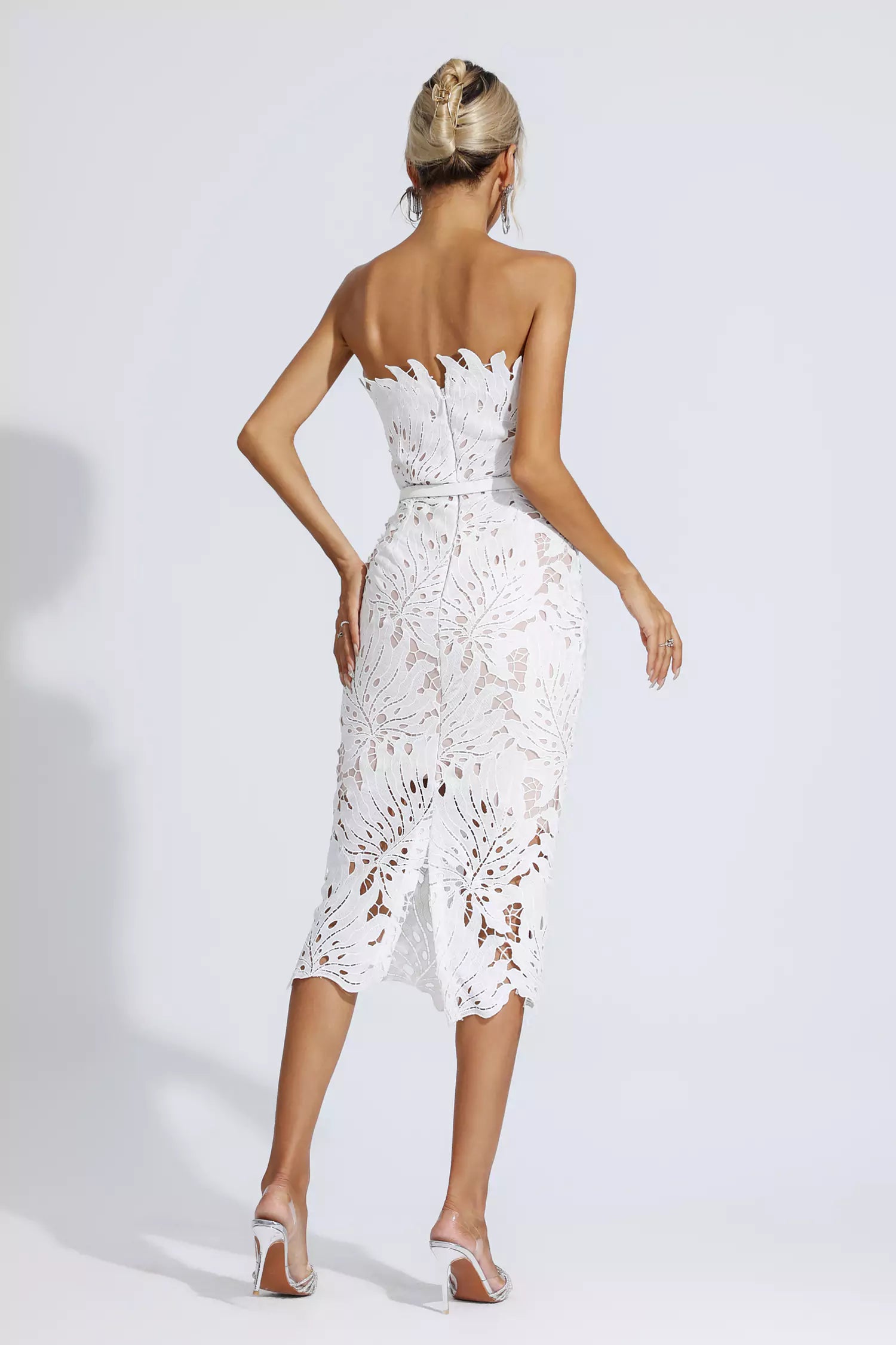 Jazlyn – Weißes Midikleid aus geblümter Spitze