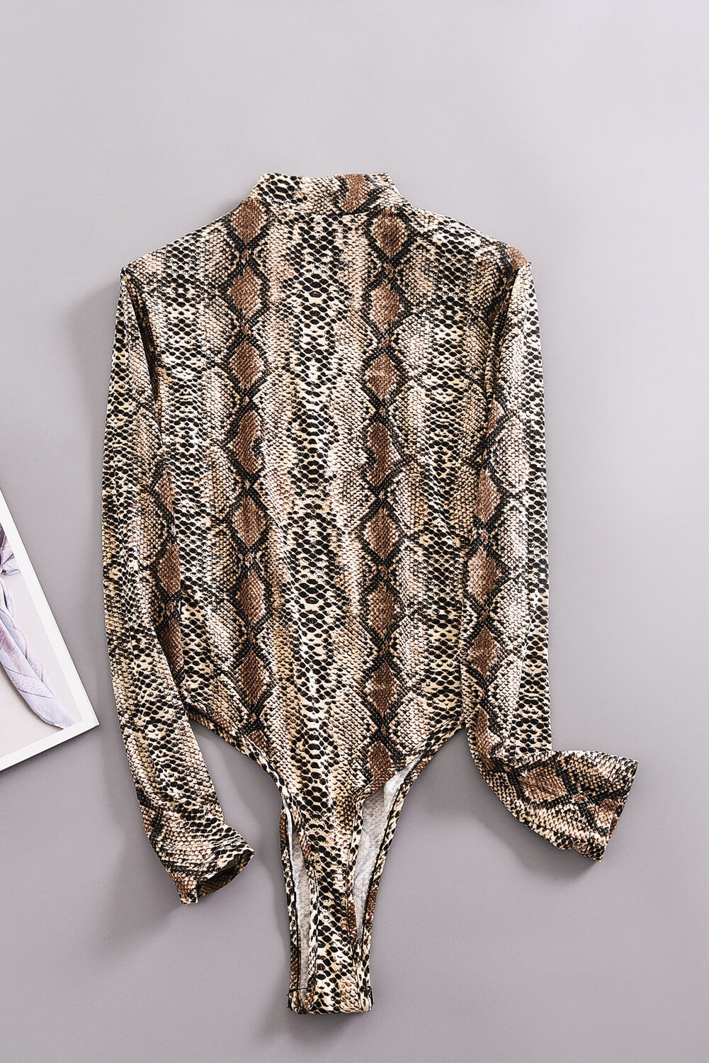 Neuer Bodysuit mit langen Ärmeln und Stehkragen im Schlangenmuster