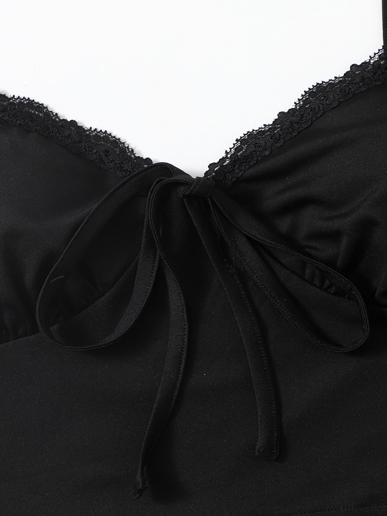 Crop-Top mit Spitzenbesatz und Schnürung vorne