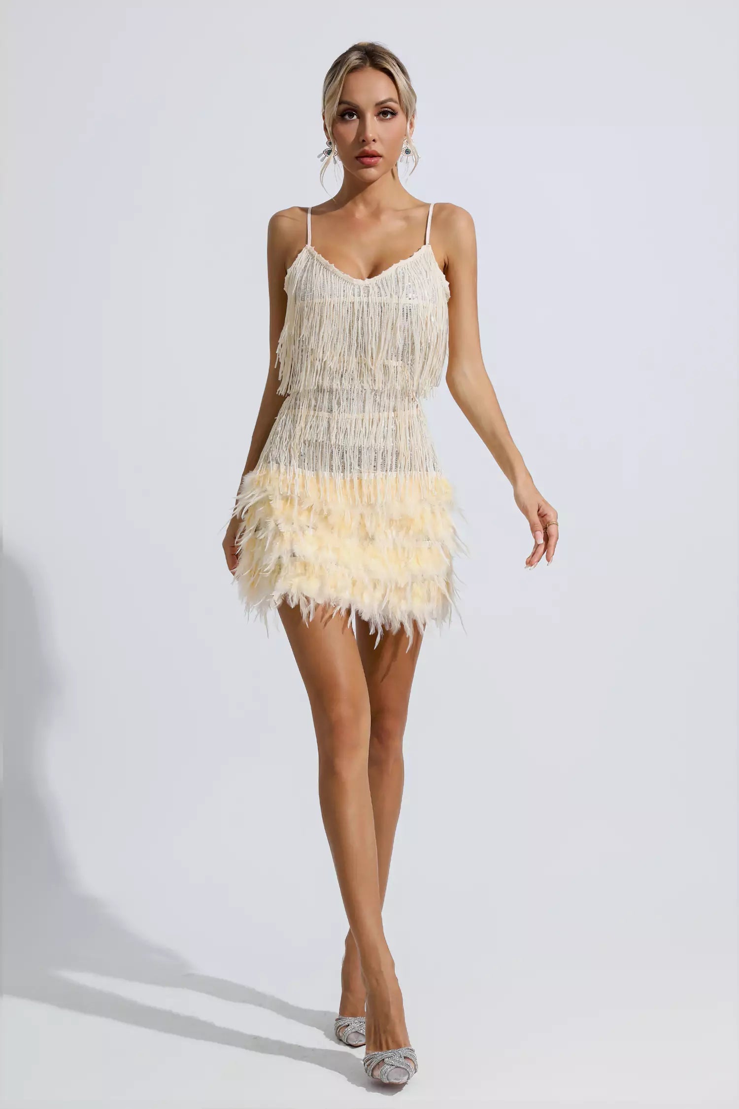 Lilliana – Champagnerfarbenes Minikleid mit Federquaste und Pailletten