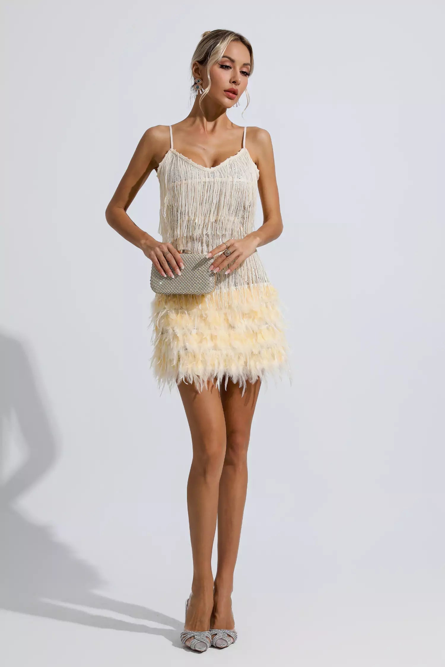 Lilliana – Champagnerfarbenes Minikleid mit Federquaste und Pailletten
