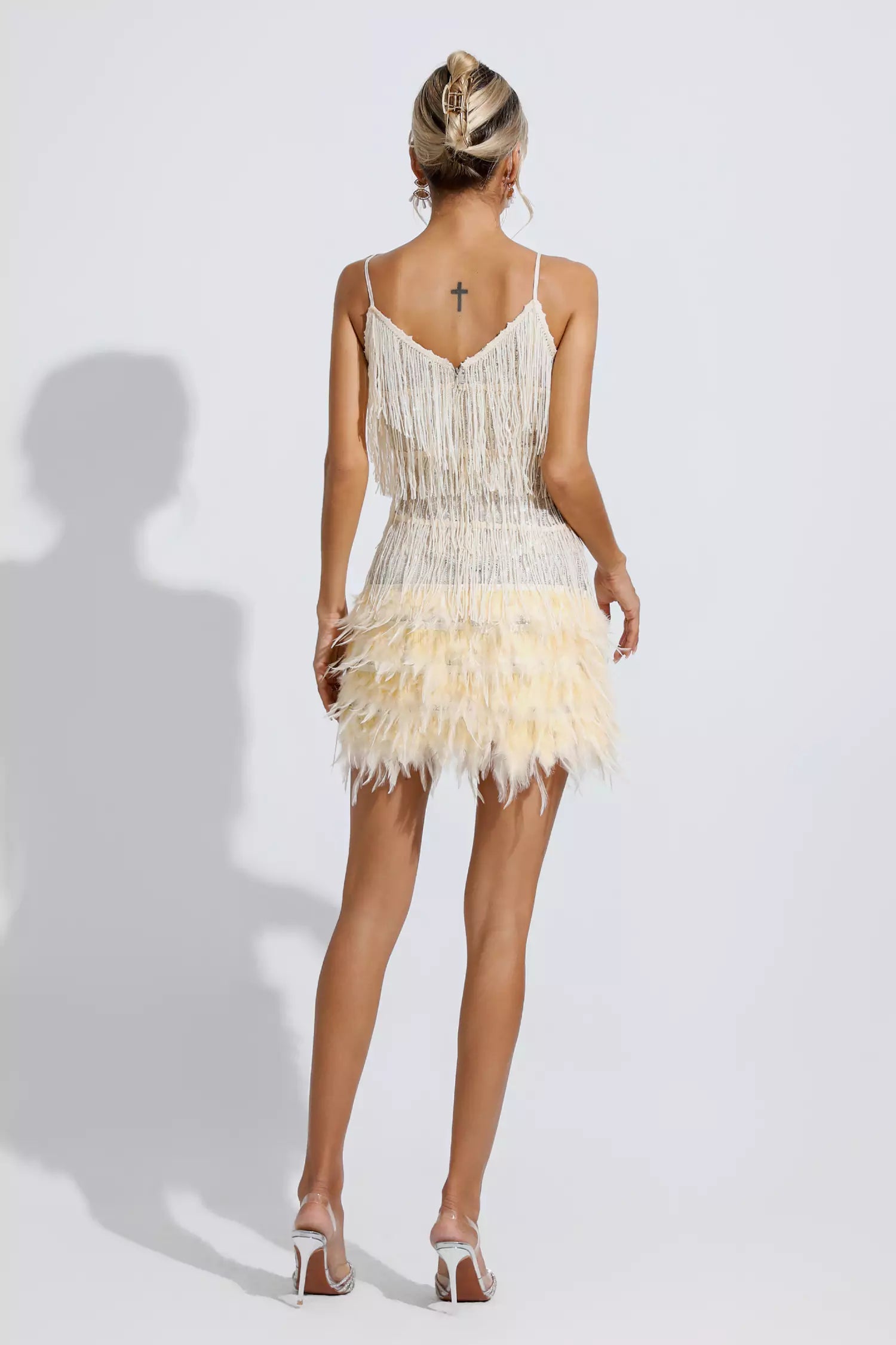 Lilliana – Champagnerfarbenes Minikleid mit Federquaste und Pailletten