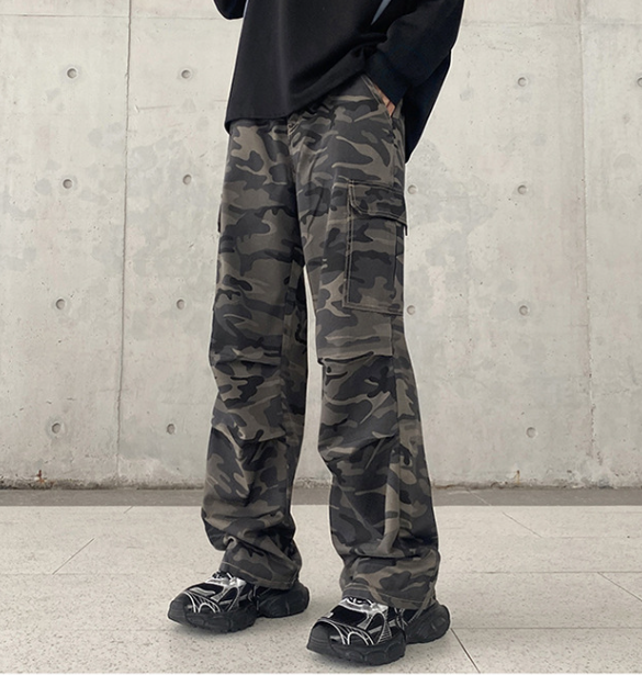 Pantalones cargo de camuflaje de corte holgado