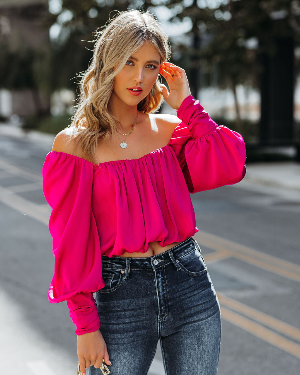 Negin Satin-Kurzbluse mit ausgestelltem Bein - Magenta