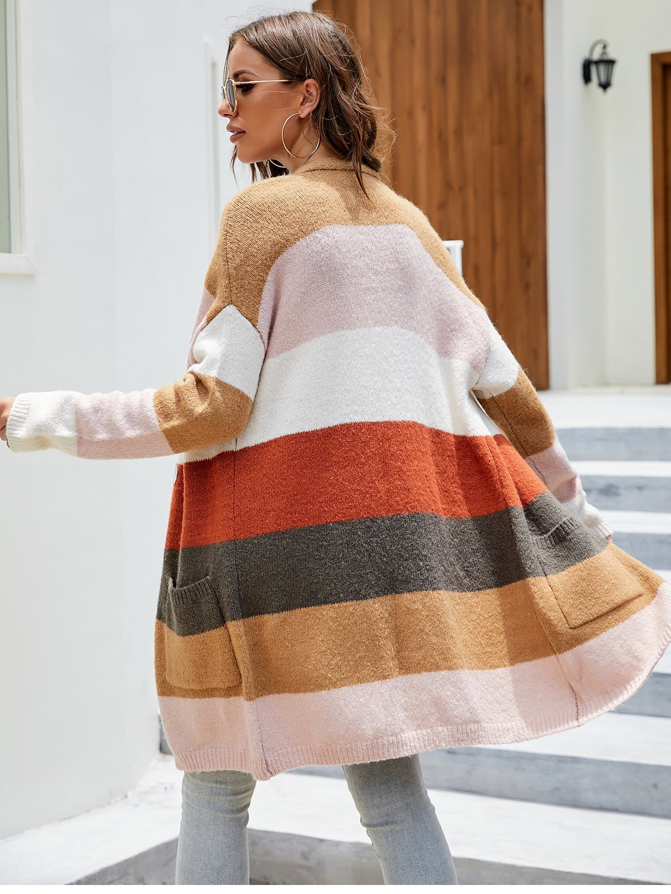 Neue Strickjacke mit langen Ärmeln und Streifen in Kontrastfarbe