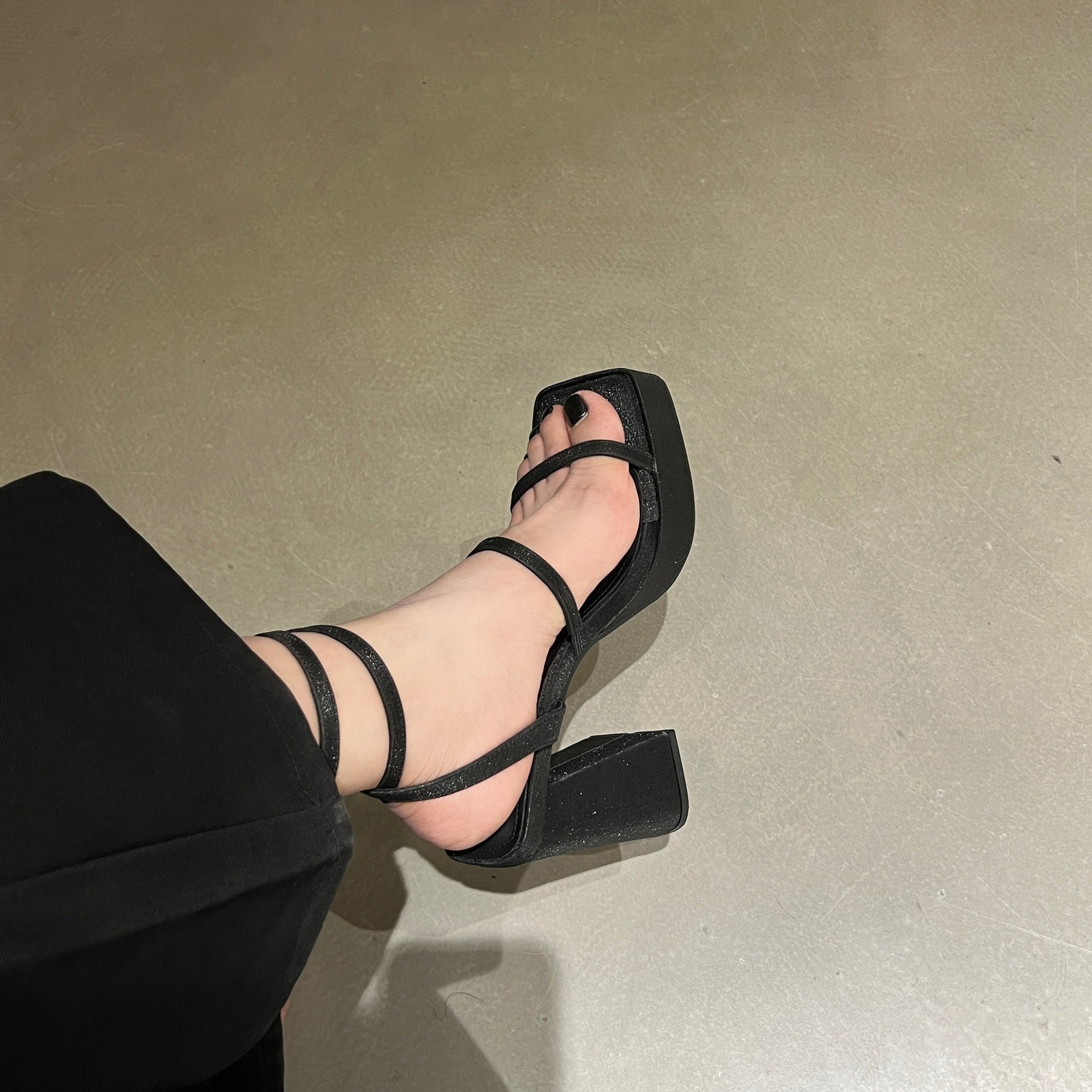 Sandalen mit Knöchelriemen und Absatz