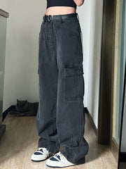 Abgenutzte Freizeitjeans mit mehreren Taschen