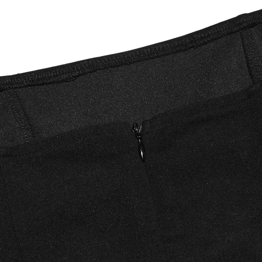 Schwarzes Kleid mit Rüschensaum