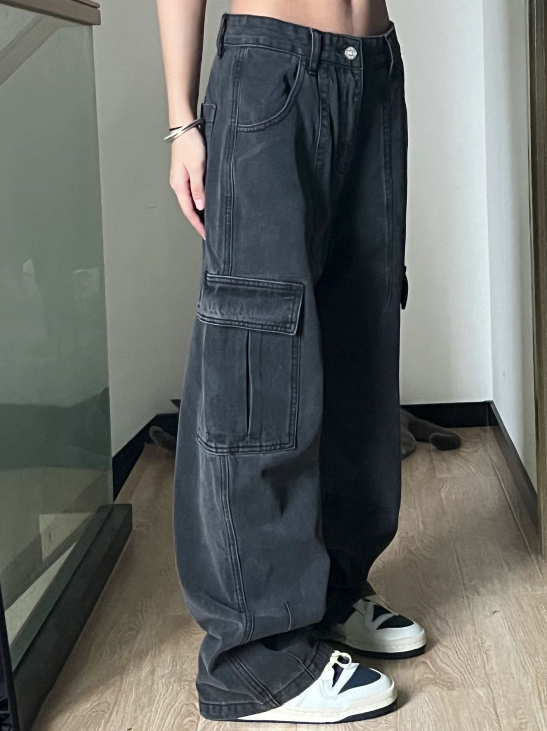 Abgenutzte Freizeitjeans mit mehreren Taschen