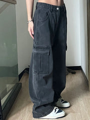 Abgenutzte Freizeitjeans mit mehreren Taschen