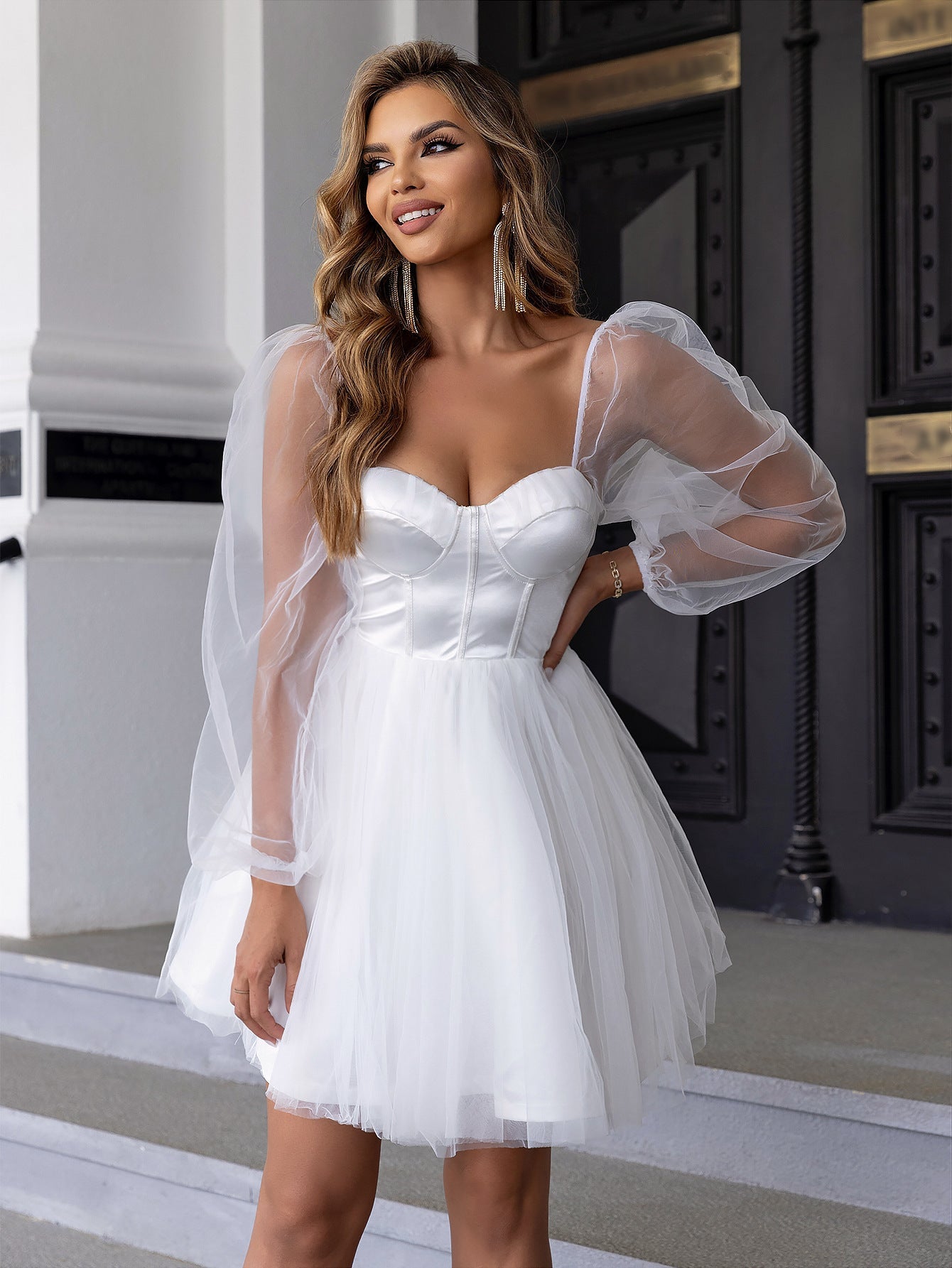 Bustierkleid mit Herzausschnitt, Laternenärmeln und Netzstoff-Overlay