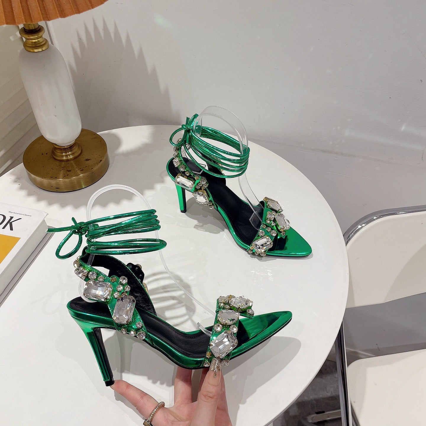 Sandalen mit spitzer Zehenpartie und Strass