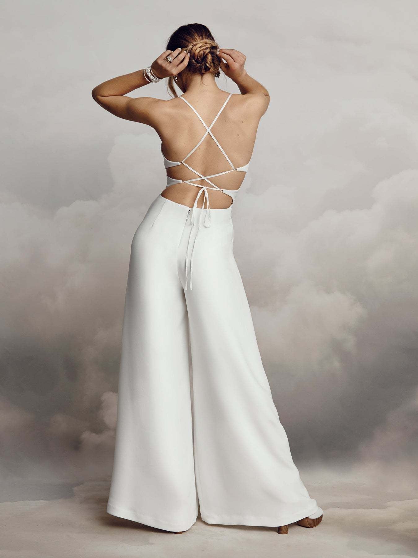 Weißer Jumpsuit mit V-Ausschnitt und Stickerei