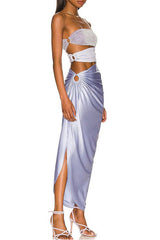 Lilafarbener Badeanzug mit Perlenträgern, Cut-out und glänzender Textur