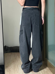 Abgenutzte Freizeitjeans mit mehreren Taschen