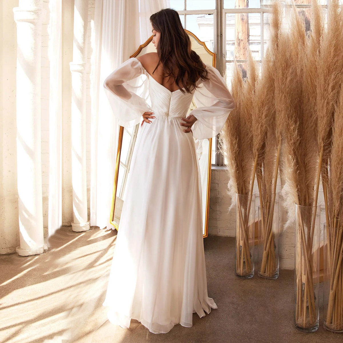 Tief ausgeschnittenes Abendkleid mit Schlitz