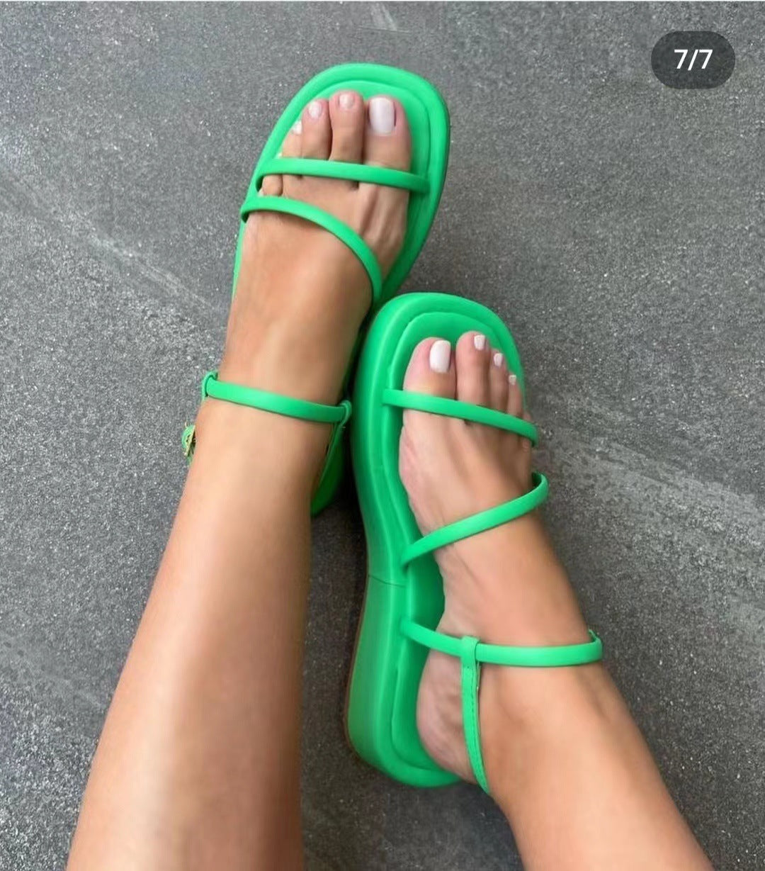 Plateausandalen mit Schnalle