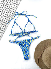 Azurblaues Neckholder-Bikini-Set mit dreieckigem String und Federmuster