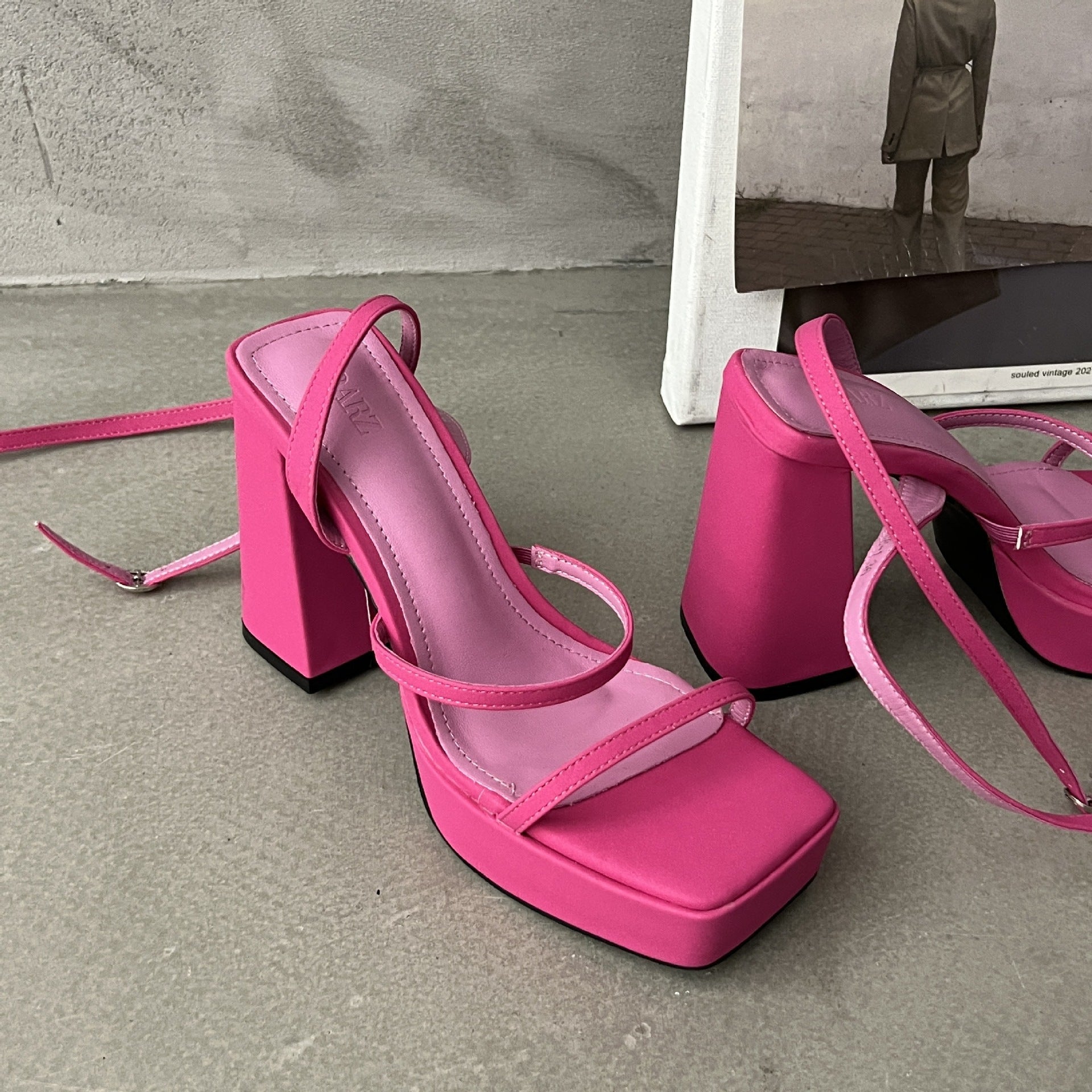Sandalen mit Knöchelriemen und Absatz