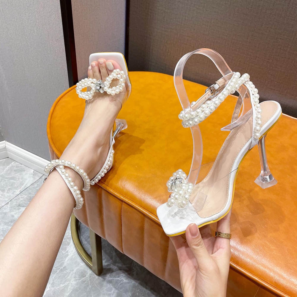 Elegante Pumps mit quadratischer Zehenpartie und Perlenschleife