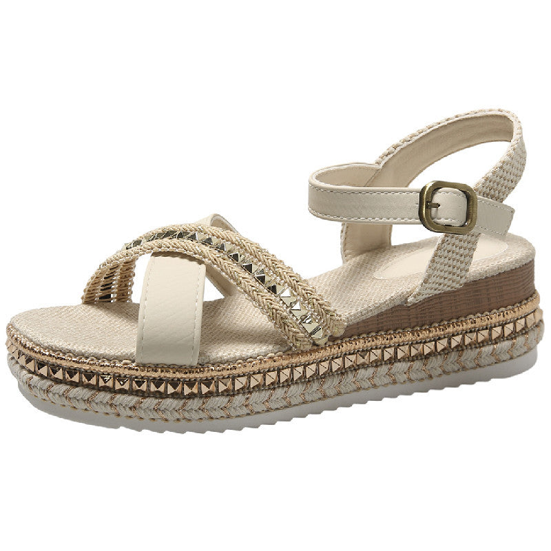 Flache Sandalen mit Kettendekor