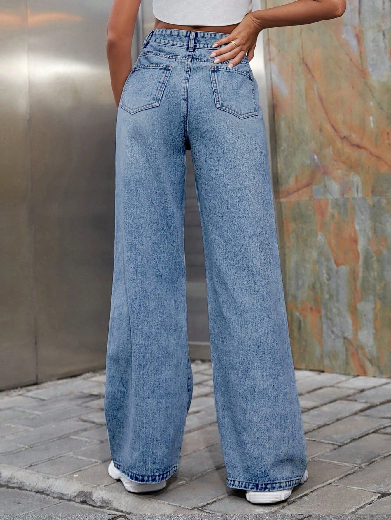 Himmelblaue Destroyed-Jeans mit offenem Knie und weitem Bein