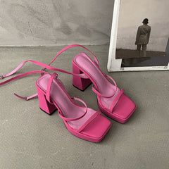 Sandalen mit Knöchelriemen und Absatz