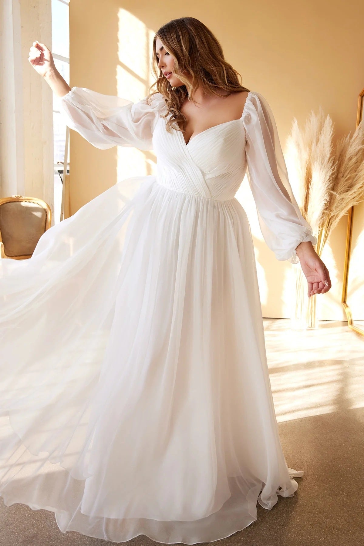Tief ausgeschnittenes Abendkleid mit Schlitz