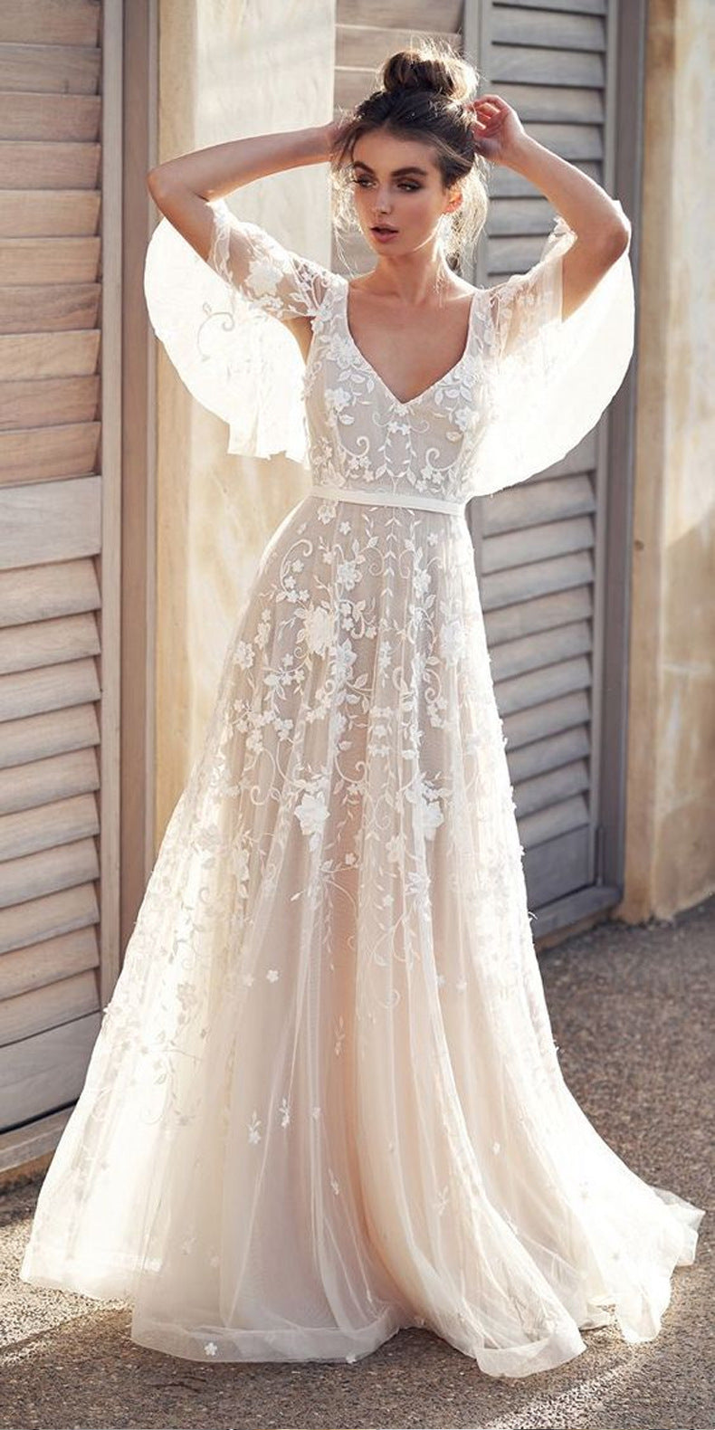 Langärmliges bodenlanges Damenkleid mit hoher Taille
