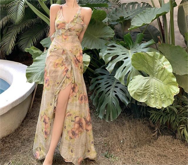 Vestido largo sin mangas con cuello halter y ribete de cola de pez con estampado vintage - Albaricoque