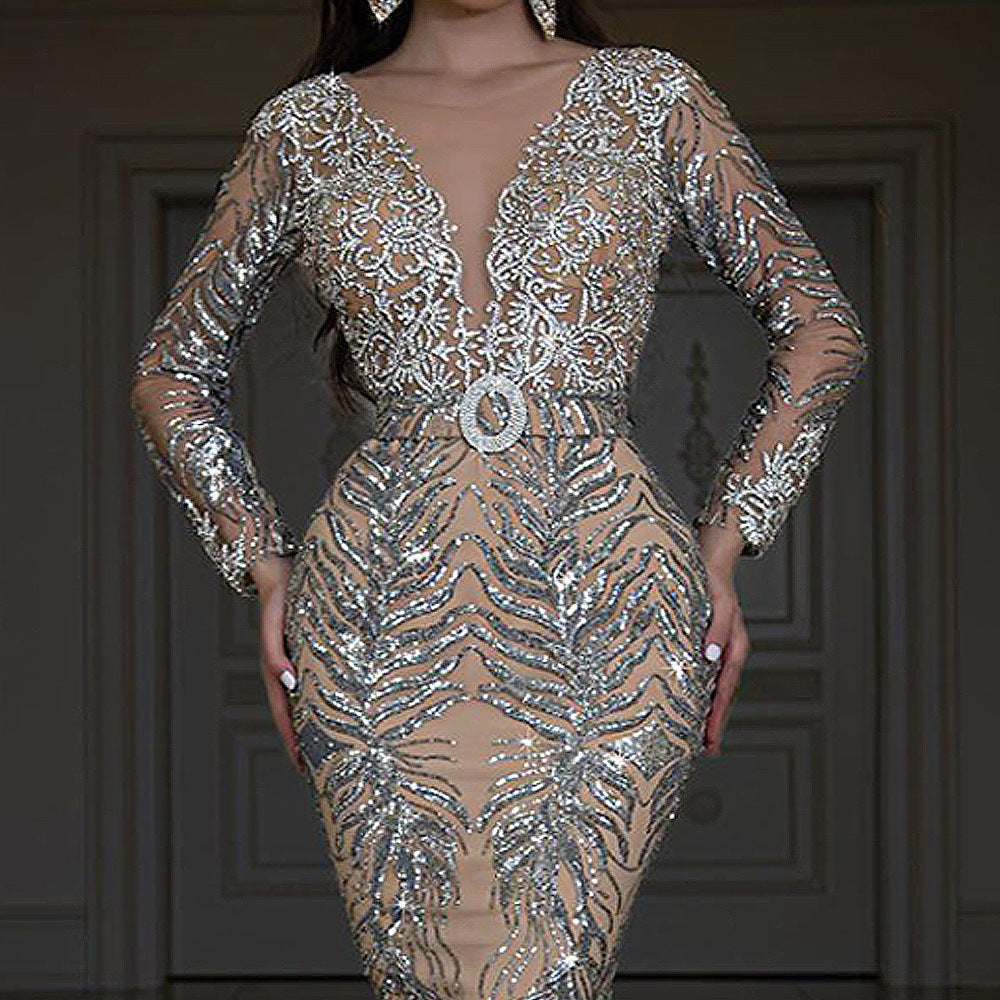 Temperamentvolles trägerloses Abendkleid mit Pailletten