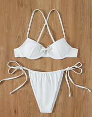Weißes, geripptes Bikinioberteil mit Bügeln und Schnürung vorne