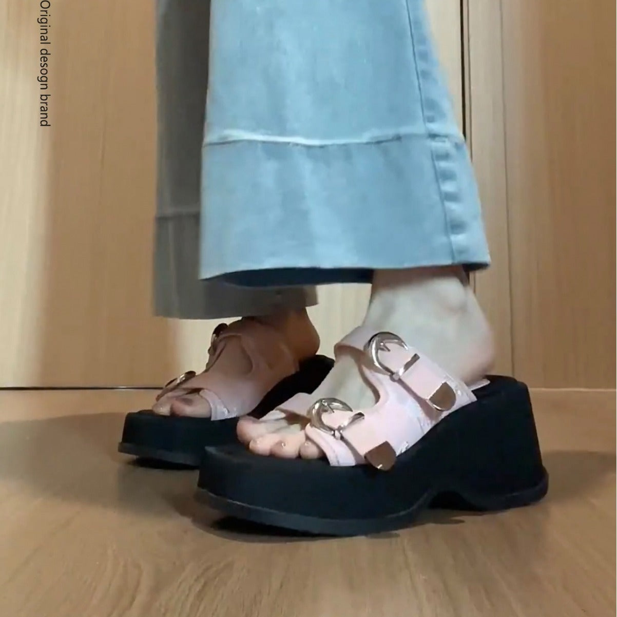 Sandalen mit Keilabsatz und Schnallenriemen