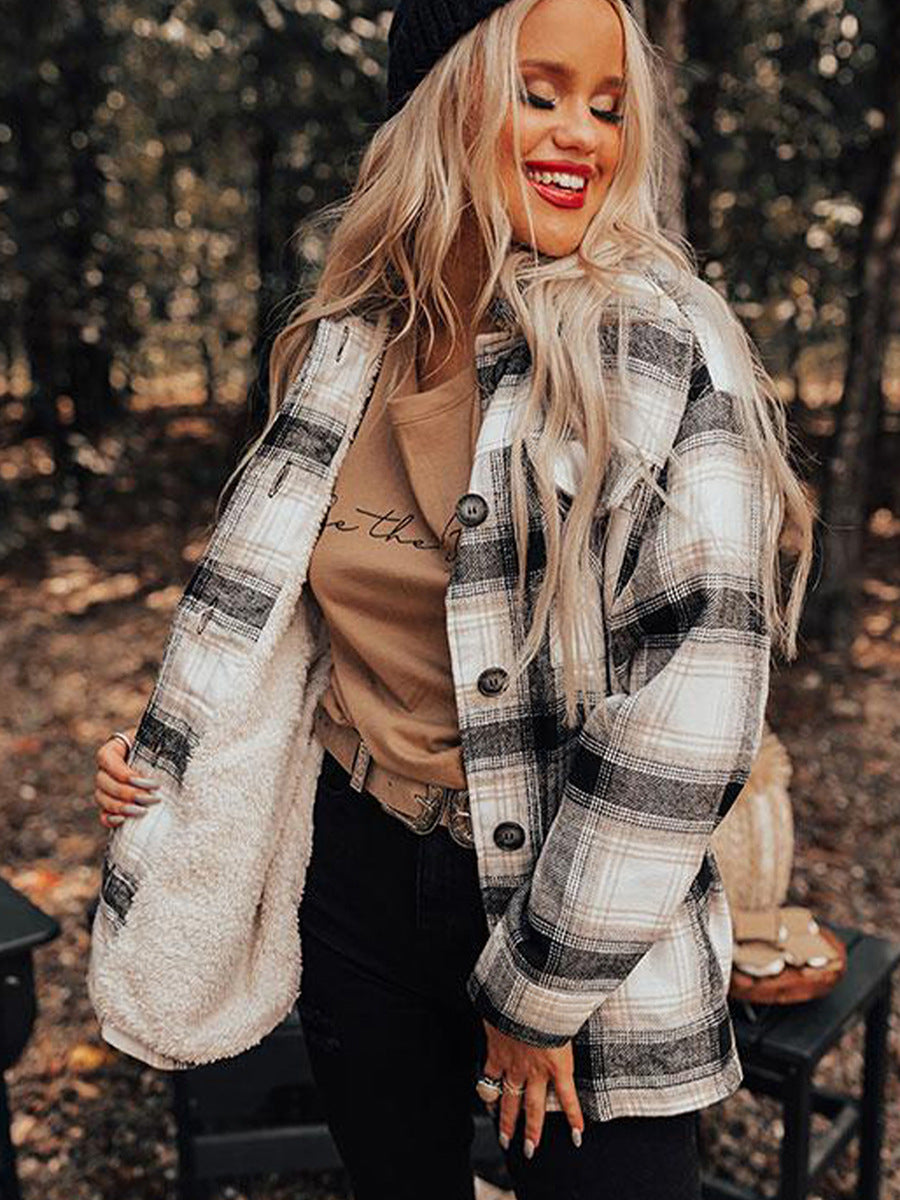 Chaqueta Sherpa a cuadros con ambiente acogedor
