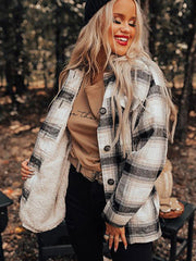 Chaqueta Sherpa a cuadros con ambiente acogedor