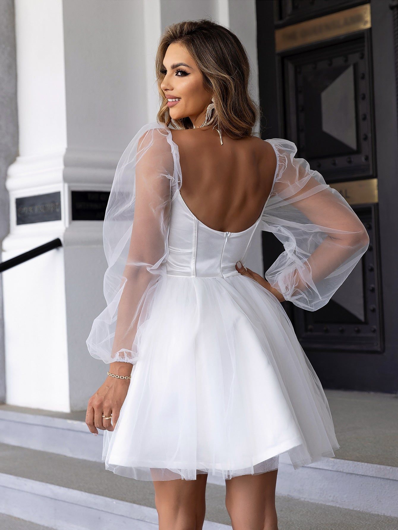 Bustierkleid mit Herzausschnitt, Laternenärmeln und Netzstoff-Overlay