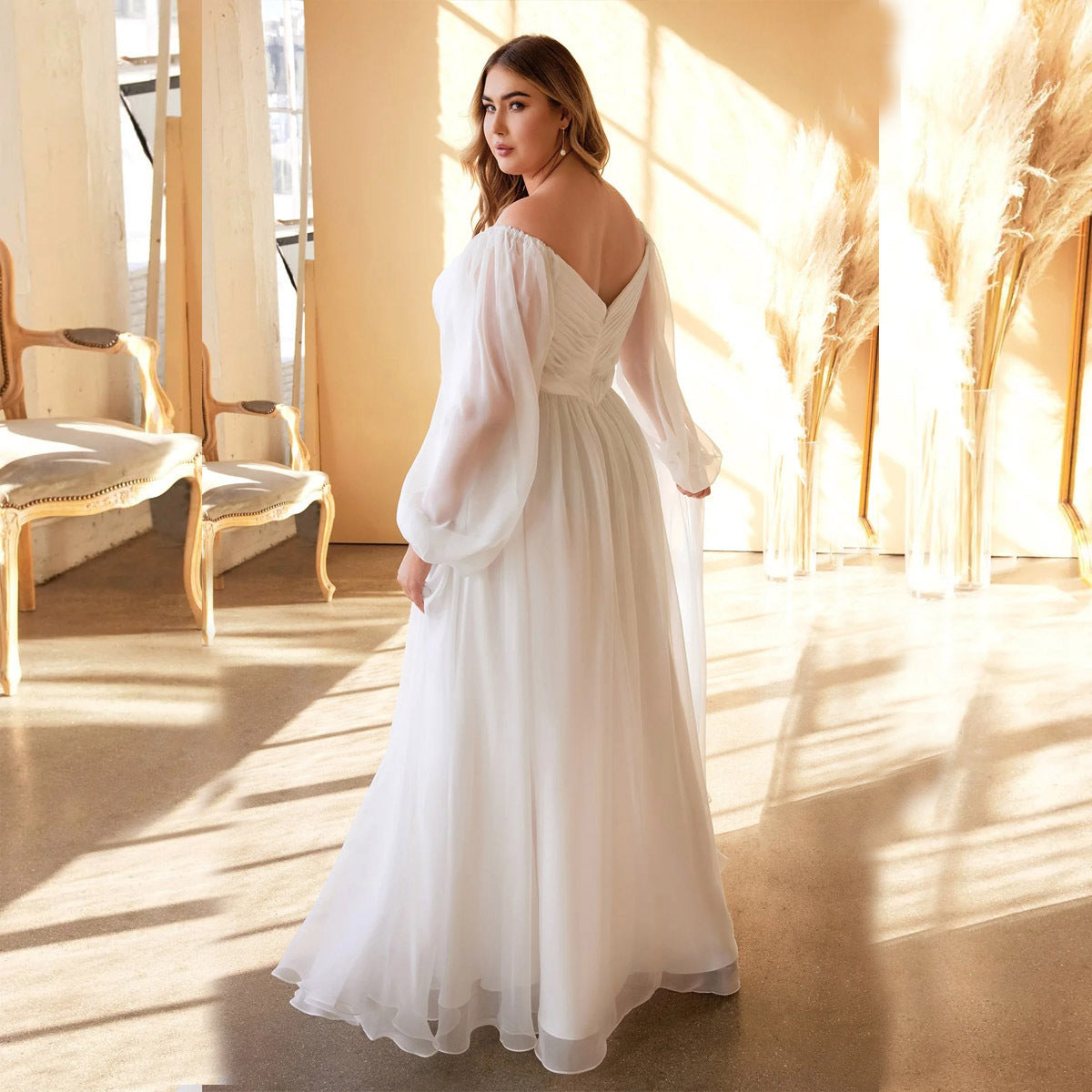 Tief ausgeschnittenes Abendkleid mit Schlitz