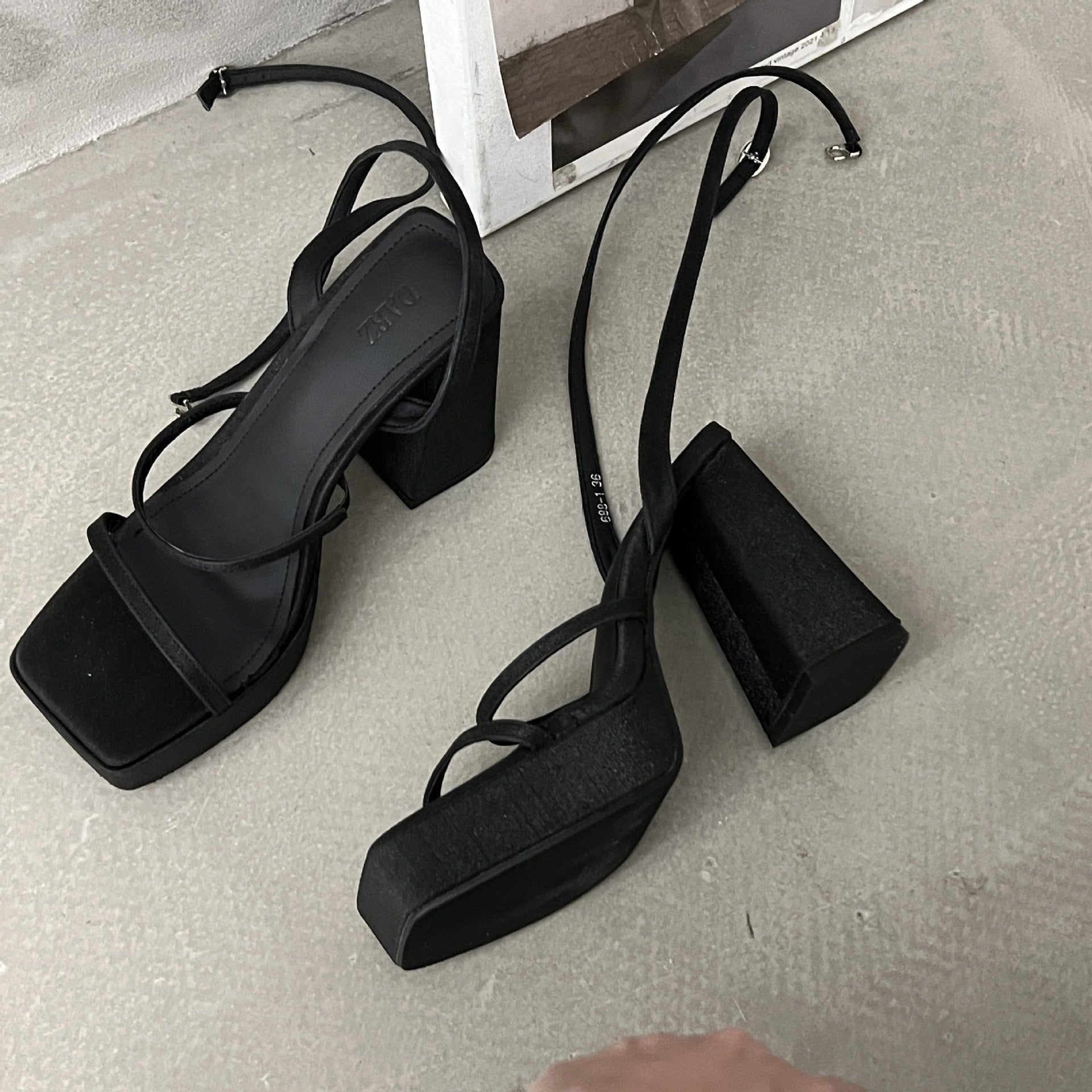 Sandalen mit Knöchelriemen und Absatz