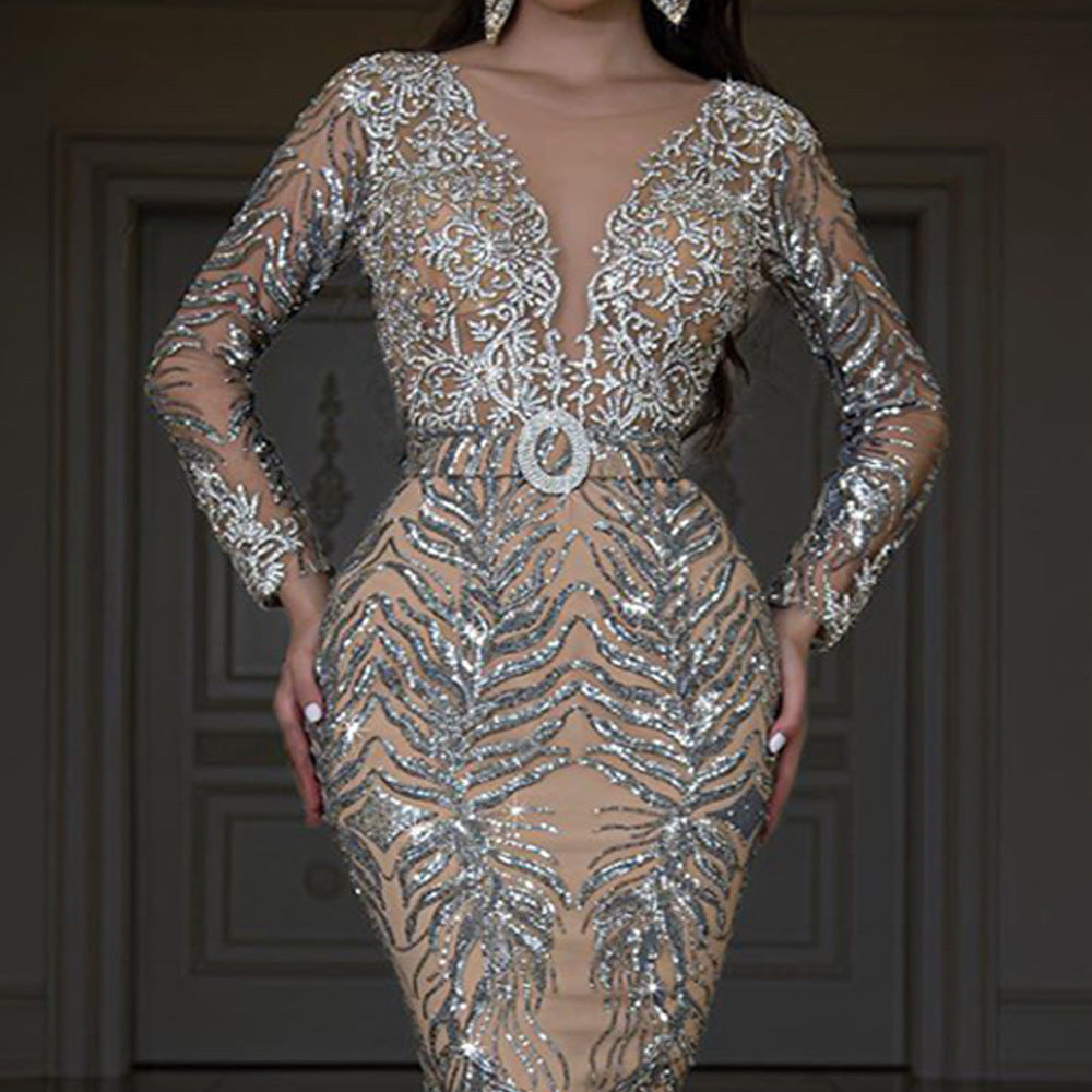 Temperamentvolles trägerloses Abendkleid mit Pailletten