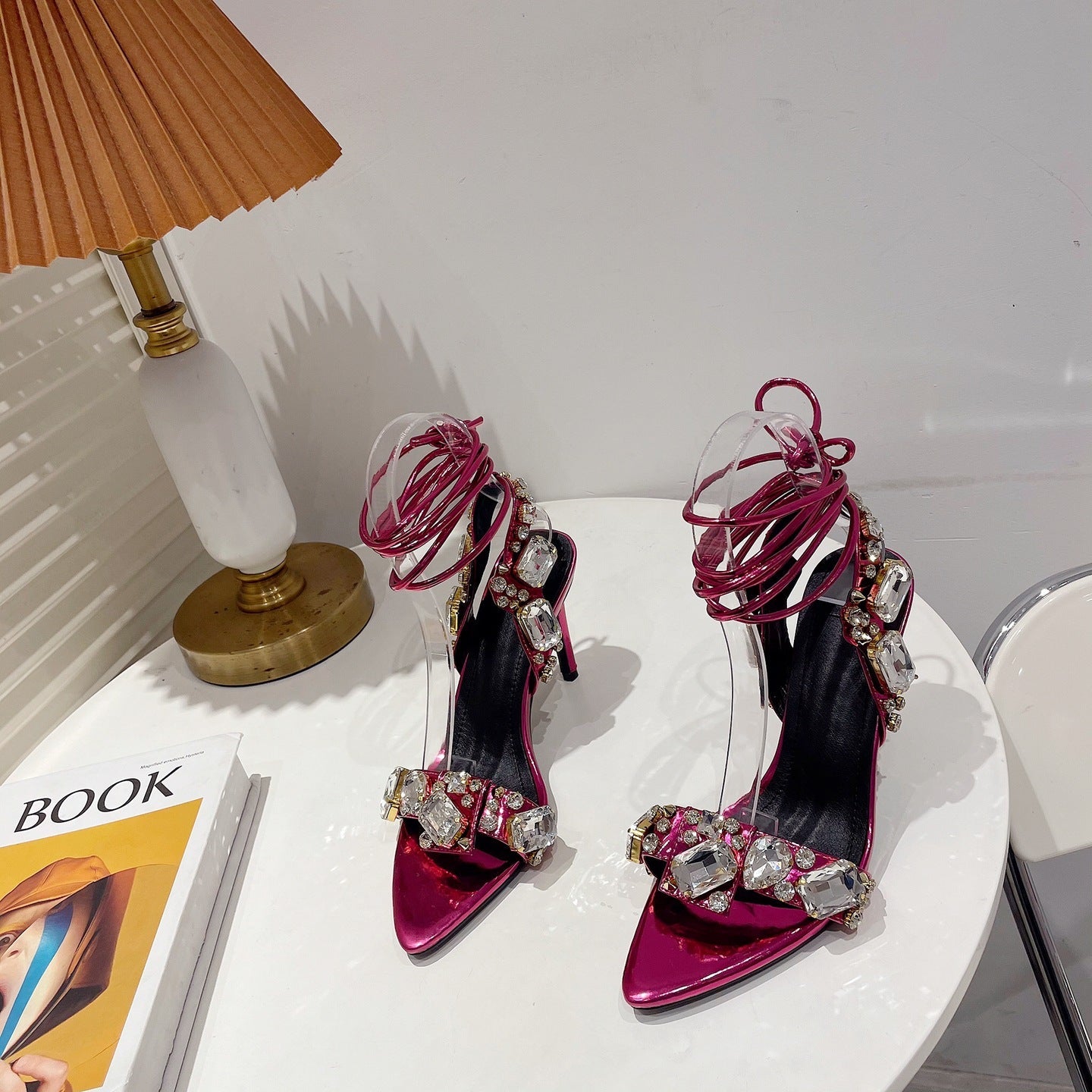 Sandalen mit spitzer Zehenpartie und Strass