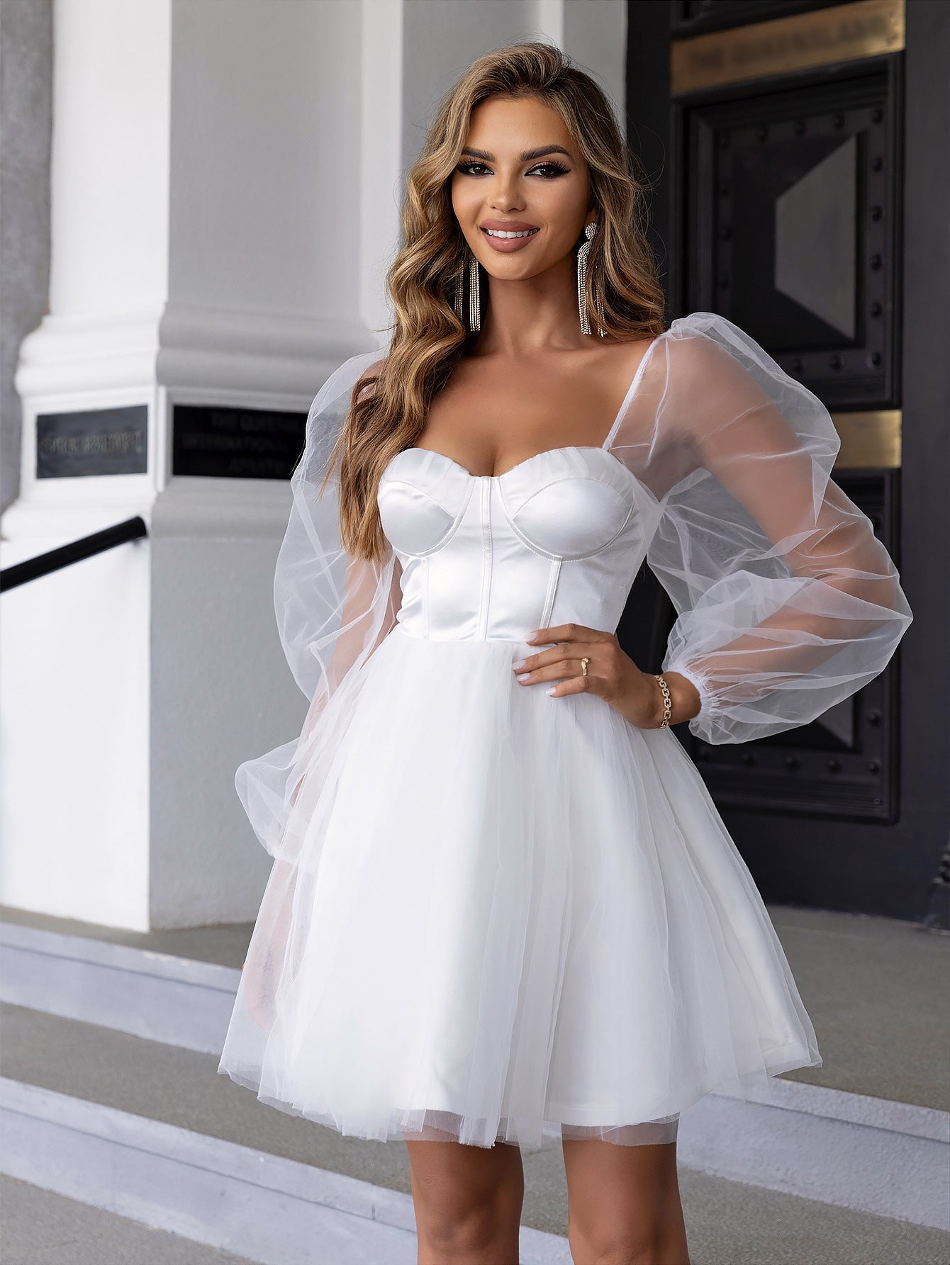 Bustierkleid mit Herzausschnitt, Laternenärmeln und Netzstoff-Overlay