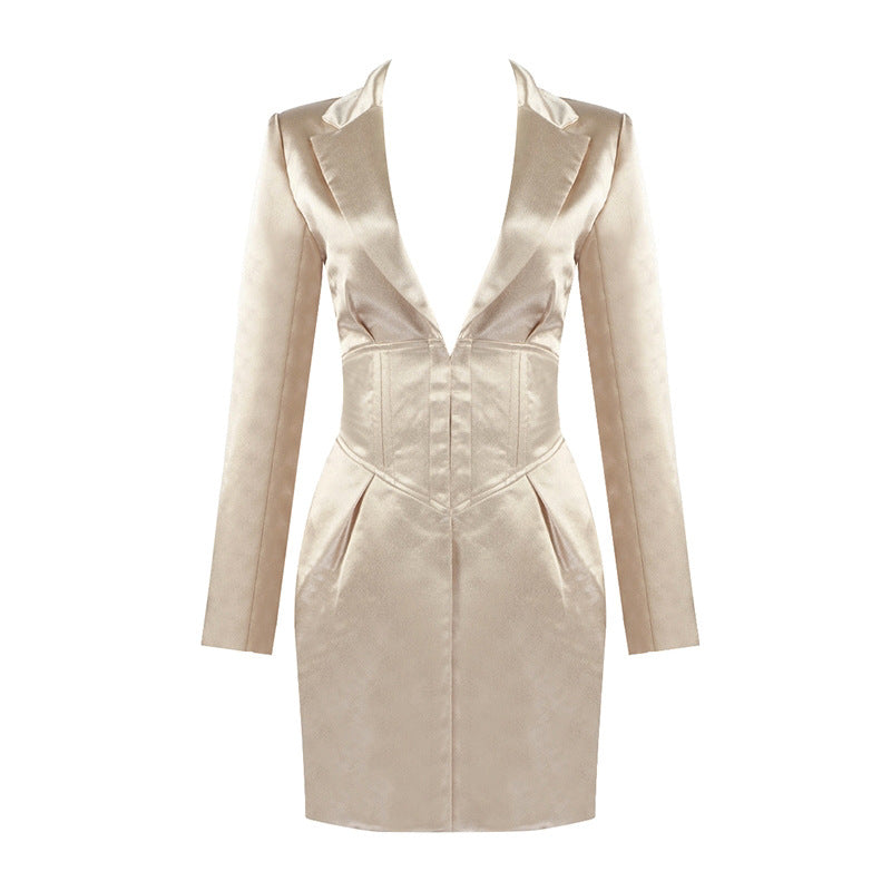 Elfenbeinfarbenes Kleid mit Rüschen und Fischgrätenmuster