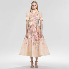 Vestido midi de malla con apliques florales en beige 