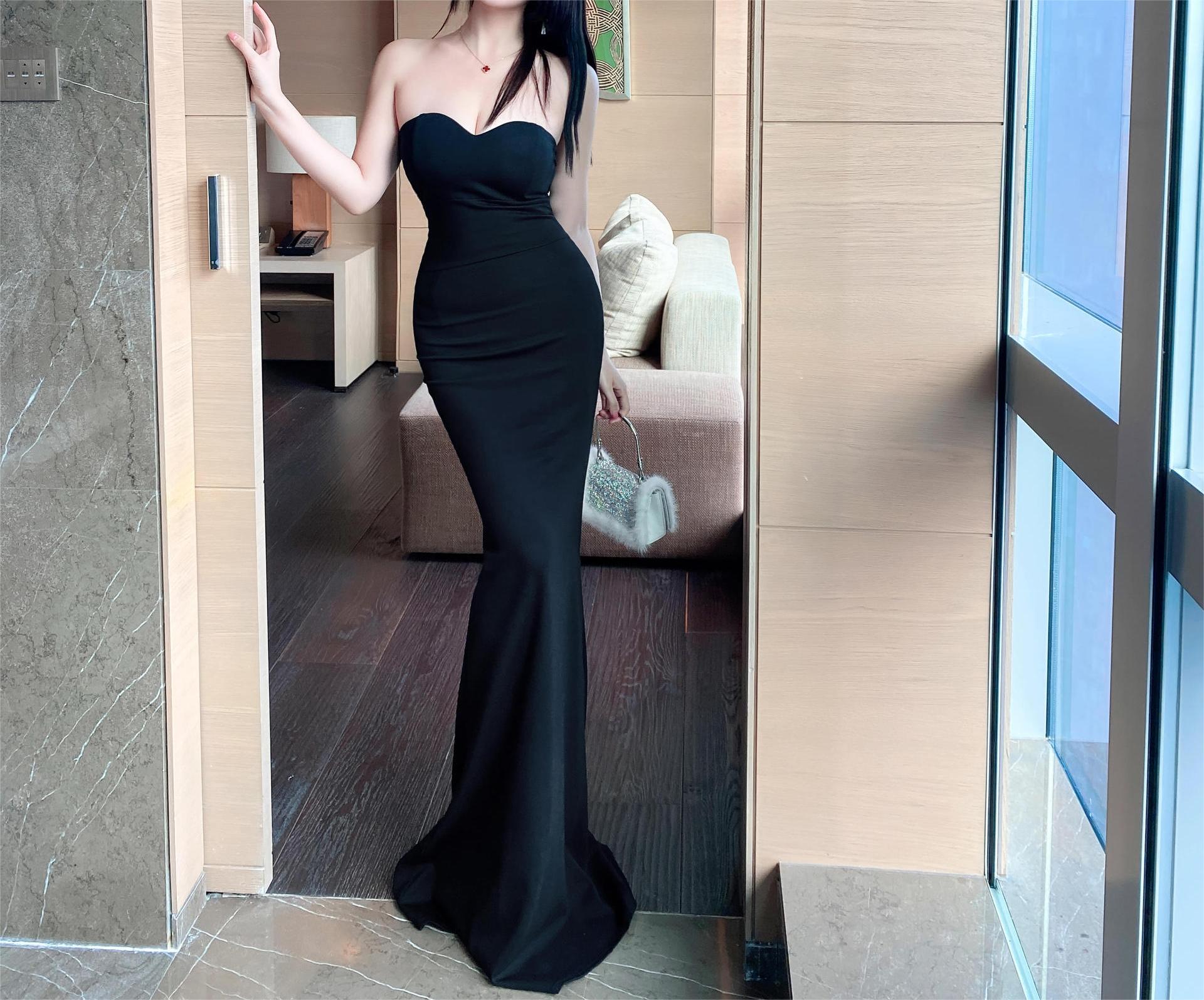 Trägerloses, figurbetontes Maxi-Abschlussballkleid mit Herzausschnitt - Schwarz