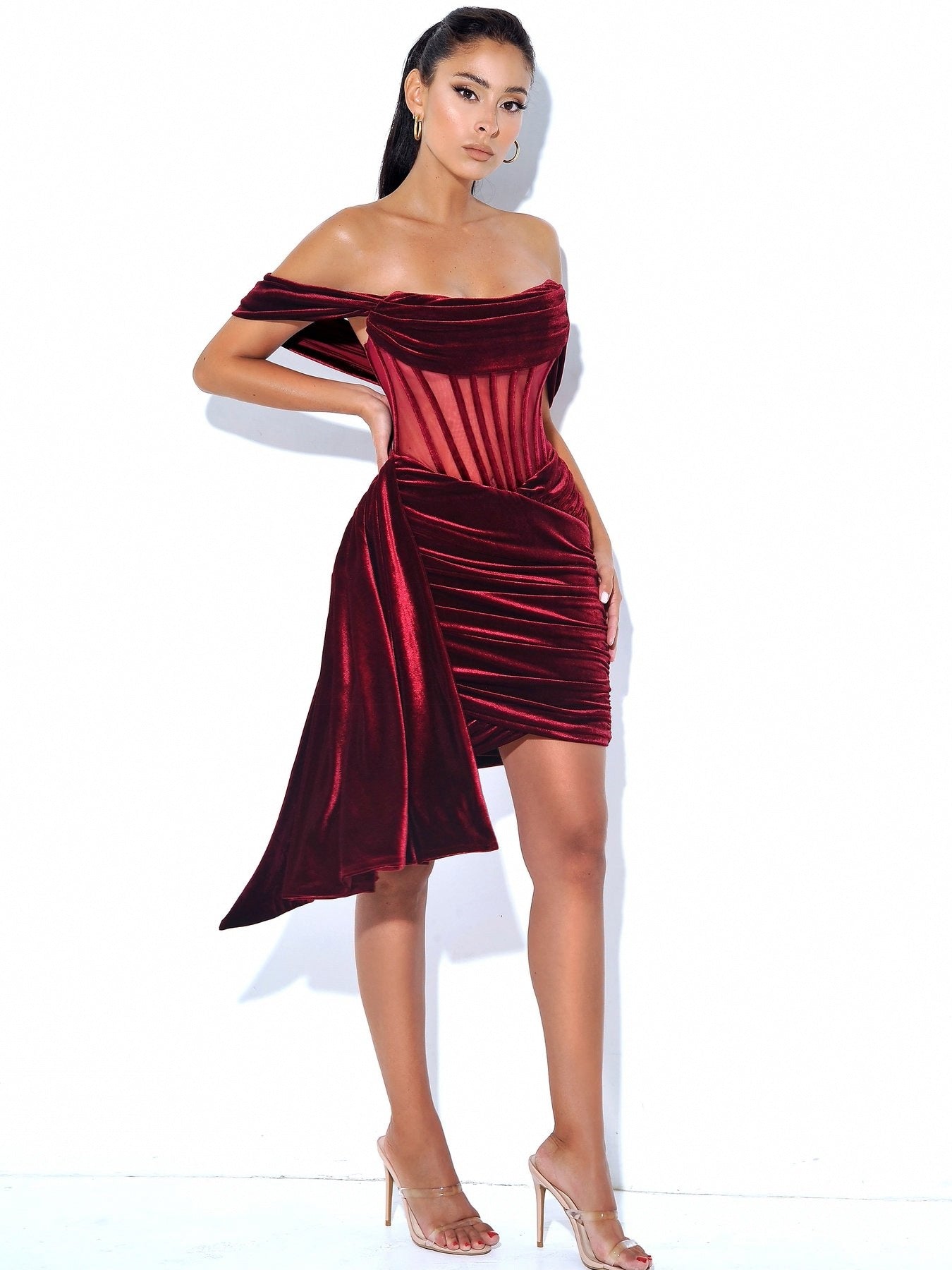 Drapiertes Korsettkleid aus Samt mit Cut-Outs (Handschuhe nicht im Lieferumfang enthalten)